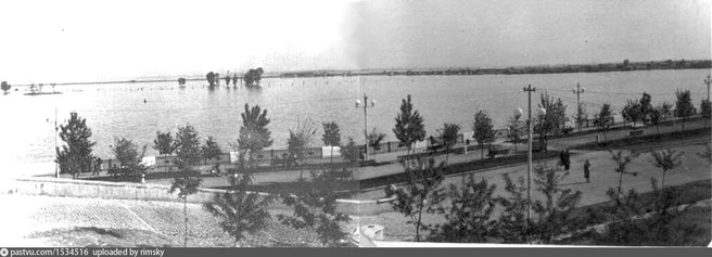 Спуск к набережной, 1950–1952 годы. Фото сделано западнее нынешнего Ворошиловского моста, в районе бывшего кинотеатра «Прибой» | Источник: Pastvu.com