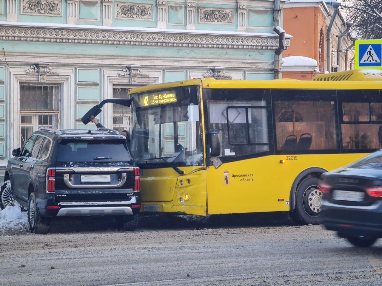 «Помят правый борт»: в центре Ярославля столкнулись автобус и «Танк». Видео