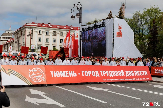 Большая часть парада прошла с рассказами о том, как тюменские предприятия помогали фронту  | Источник: Ирина Шарова / 72.RU 