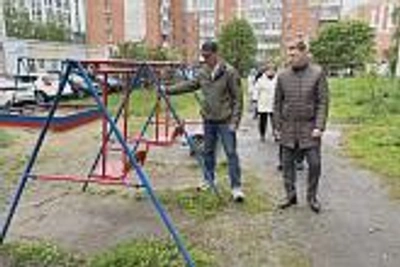 Олег Денисов проверил содержание территорий Октябрьского района