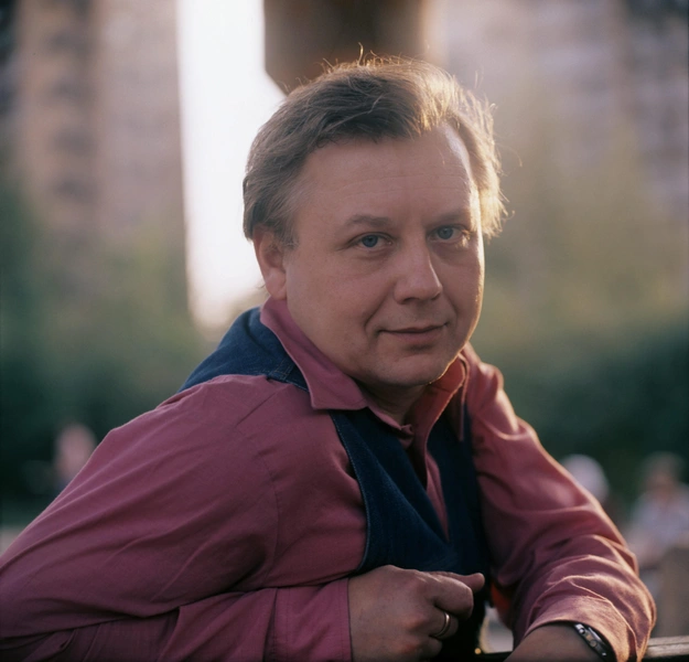 «Я тогда настолько растерялась, что выбежала из его кабинета, показалось, что это он сам намекает на интим. Сейчас-то совсем иначе отреагировала бы, с юмором. Все это и рассказала журналистам. К сожалению, мой рассказ перевернули», — поясняла актриса историю с Табаковым