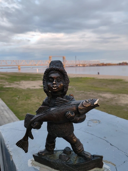 Кудесник с треской на карбасе встречает гостей и жителей города на набережной в районе самого северного разводного моста | Источник: «Вери гуд групп»