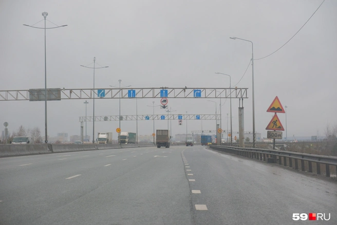 Половину Красавинского моста закрыли на капремонт, а на другой заделывали ямы | Источник: Тимофей Калмаков / 59.RU