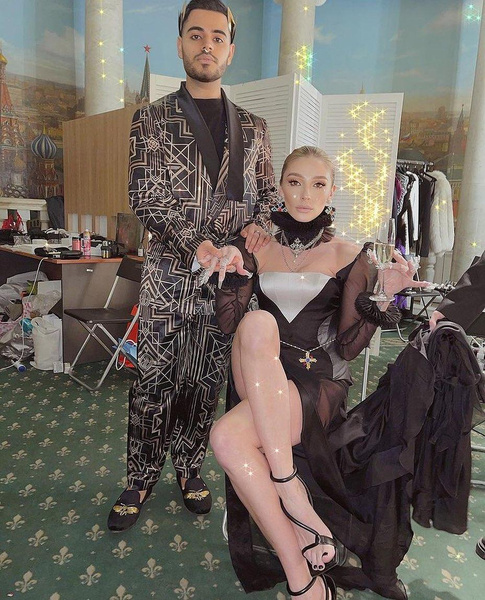 Лысый Даня Милохин и Ксения Собчак в ультрамини. Вечеринка Насти Ивлеевой в стиле кибер-барокко