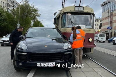 Москвич на Porsche заблокировал трамваи в Екатеринбурге