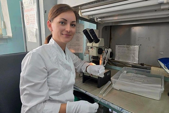 За смену Анастасия Тарасова проверяет более ста деталей, отбраковывая некачественные по пятидесяти параметрам | Источник: пресс-служба правительства Новосибирской области