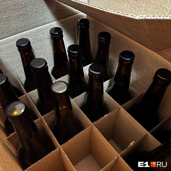 На финальном этапе напитки разливают по бутылкам емкостью 0,45 литра | Источник: Кирилл Кушнов / E1.RU