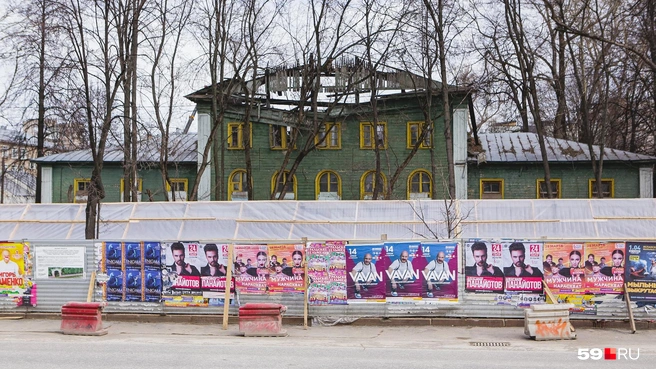 Корпус за арками пока в плачевном состоянии. За его постройку возьмутся после согласования проекта с экспертами | Источник: Тимофей Калмаков
