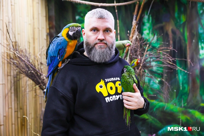 Евгений Козлов решил открыть контактный зоопарк с попугаями 10 месяцев назад | Источник: Артем Устюжанин / MSK1.RU
