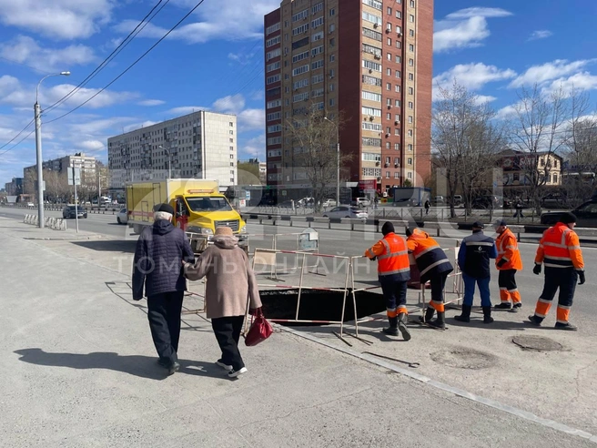 На место приехали сотрудники «Тюменьводоканала» | Источник: Радик Енчу / 72.RU 