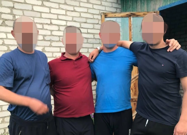 Последнее фото семьи до аварии. Слева направо: Эдуард, Сергей, Виктор и Константин. | Источник: предоставлено НГС