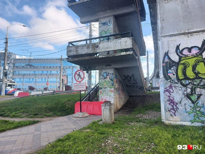 Закрытая лестница под мостом | Источник: Екатерина Железнова / 93.RU