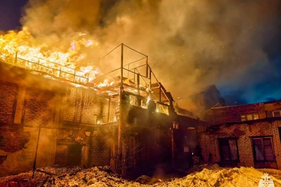 Пожар в Коле потушен после 16 часов работы огнеборцев