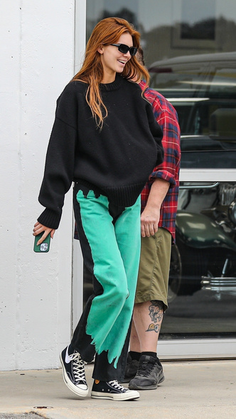 Неоновые брызги: Кендалл Дженнер в самых необычных джинсах, которые притягивают все взгляды
