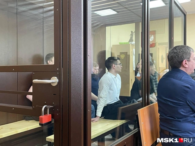 Мельников — в белой рубашке, позади него с бородой — Золотарев, а чуть дальше — Сафронов | Источник: Вера Борисова / MSK1.RU