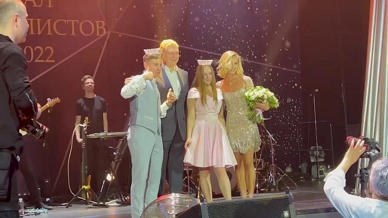 Глава Одинцово Андрей Иванов с королем бала и сыном своего заместителя Данилой Теслей и певицей Полиной Гагариной | Источник: oinfo.ru