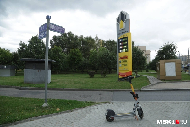 У самого метро ВДНХ в продаже только дизельное топливо | Источник: Дмитрий Толстошеев / MSK1.RU