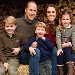 Любимая фотосессия королевской семьи: Кейт Миддлтон и принц Уильям опубликовали рождественскую открытку