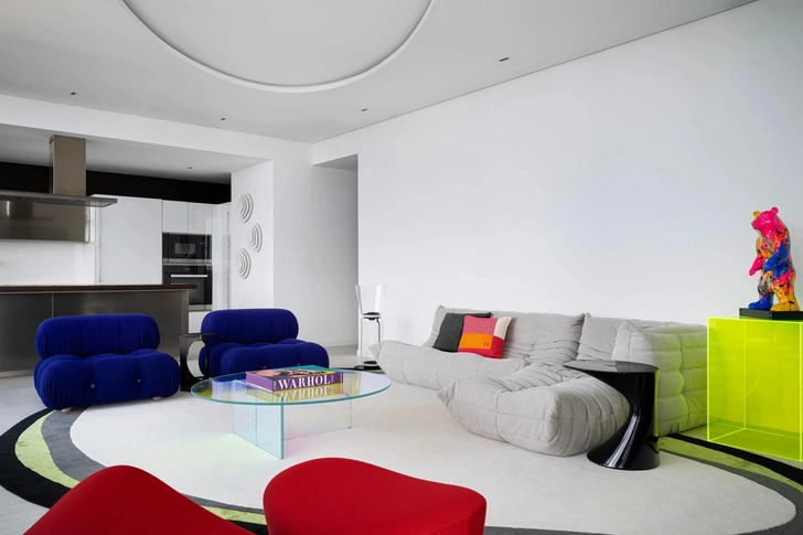 Угловой диван Camaleonda, дизайн Марио Беллини, Ligne Roset. Синие диванчики Togo, дизайн Мишеля Дюкаруа, B&B Italia. Журнальный столик Shimmer, дизайн Патрисии Уркиолы, Glass Italia. Ковер Rock Paper Edge от Art&Loom. | Источник: Габриэль Вольпи