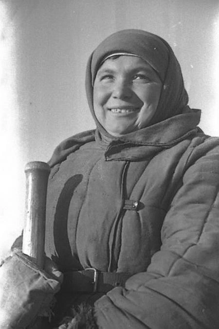 Работница завода КИНАП Чигарина Л.В. на строительстве газопровода. 1944 год | Источник: из фотофондов ЦГАСО и СОГАСПИ