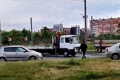 Грузовик рассыпал металл: пробки на Северо-Западе