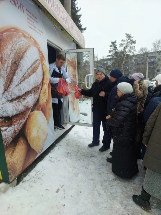 За бесплатным хлебом приходят десятки людей | Источник: «Храм во имя Пресвятой Троицы г. Сызрани» / Vk.com