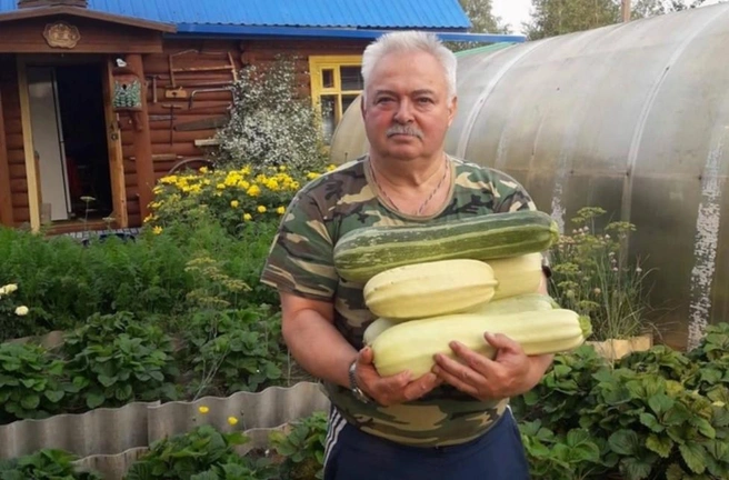 Александр вместе с супругой выращивают на дачном участке потрясающие цветы | Источник: Александра Сусидко / Vk.com