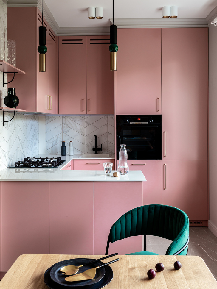 Розовый цвет на кухне: как использовать и с чем сочетать