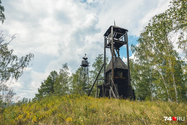 Деревянная вышка, вероятно, появилась здесь вскоре после основания Ильменского заповедника. А второй, из металла, лет 40–50. Точные даты постройки этих объектов нам затруднились назвать даже в музее учреждения | Источник: Наталья Лапцевич