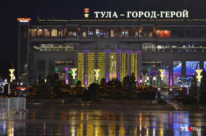 Возле «Гостиного двора» также поставили небольшой еловый лес | Источник: Максим Улитов / 71.RU