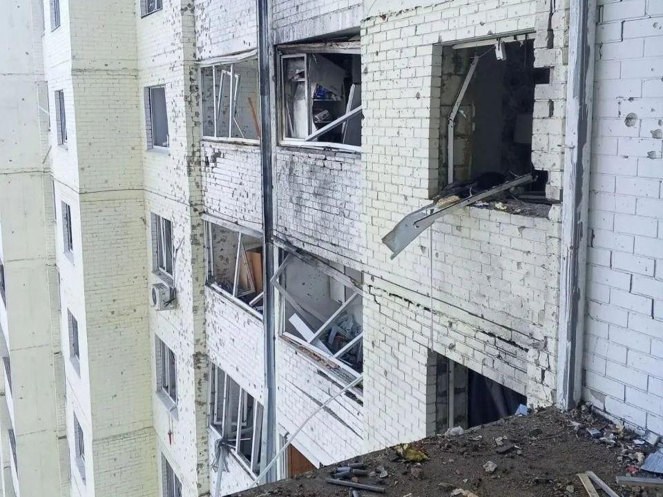 Дрон влетел в многоэтажку в Орле — есть жертвы: кадры