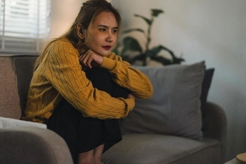 «Вернулась в город к родителям и стала злой и завистливой. Кажется, что моя жизнь не заслуживает одобрения»