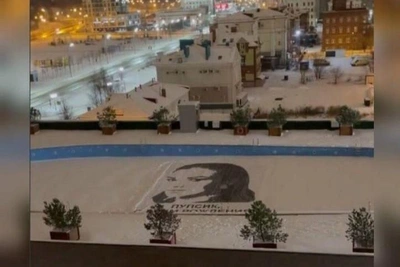 Kazan man's banner surprise for wife draws neighbor ire