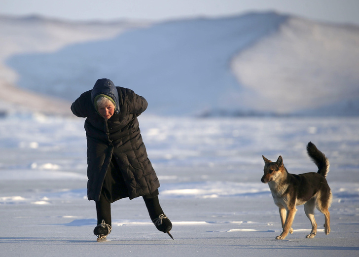 Любовь Мореходова катается на коньках по озеру Байкал