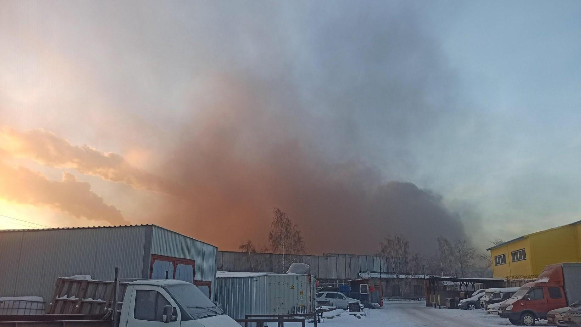 Пожар в промзоне Челябинска возник на лакокрасочном предприятии 