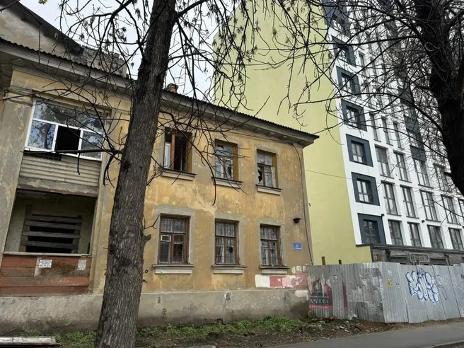 Со стороны улицы Артиллерийской доступ в дом ничем не ограничен | Источник: читатель 74.RU
