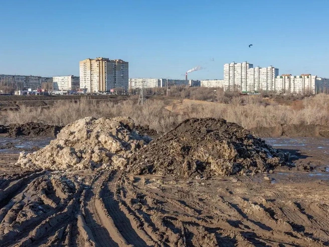 Две кучи грязи символизируют собой противоположности, как инь и ян. | Источник: Константин Завриков / V1.RU