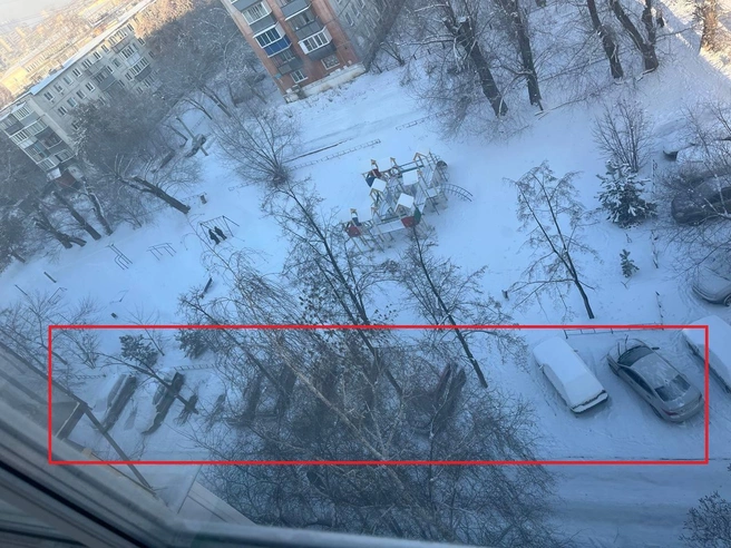 Эта зона тянется вдоль дома между забором детской площадки и дворовым проездом | Источник: читатель 74.RU