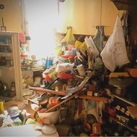 «Начиналось всё невинно». 80-летний польский пенсионер до предела захламил квартиру и стал ночевать в своей старенькой машине