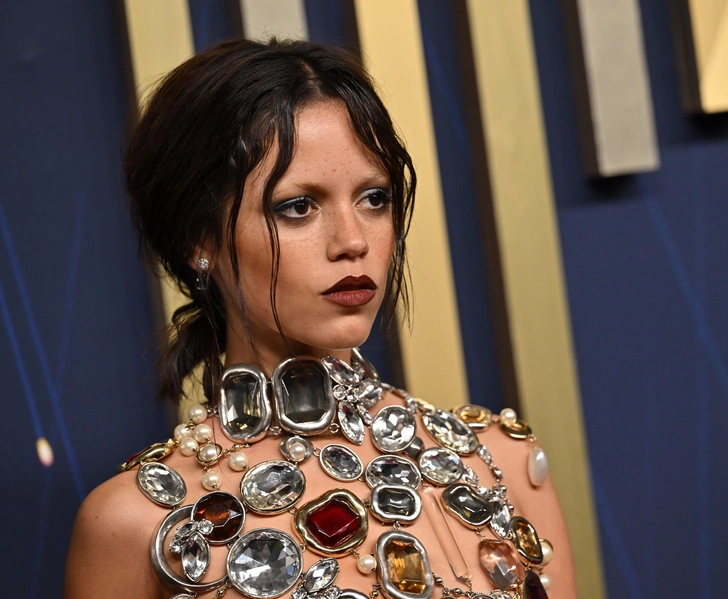 Дженна Ортега на «Эмми-2025»: голый и драгоценный образ Givenchy | Источник: CHIS CHEW