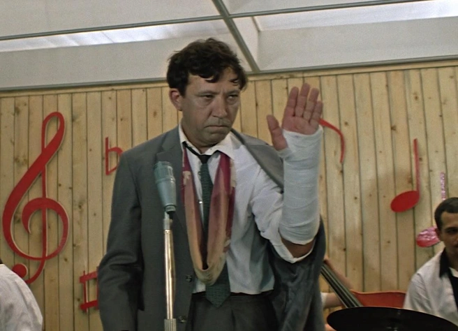 Семен Семеныч показывает максимальное количество баллов, которое вы сможете набрать в этом тесте | Источник: кадр из фильма «Бриллиантовая рука» (18+), реж. Леонид Гайдай, киностудия «Мосфильм», 1969 год