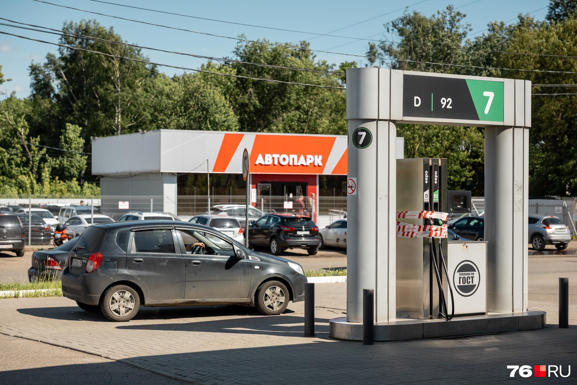 «Это будет большая беда»: автомобильный эксперт — о ситуации с бензином и замене топлива на газ