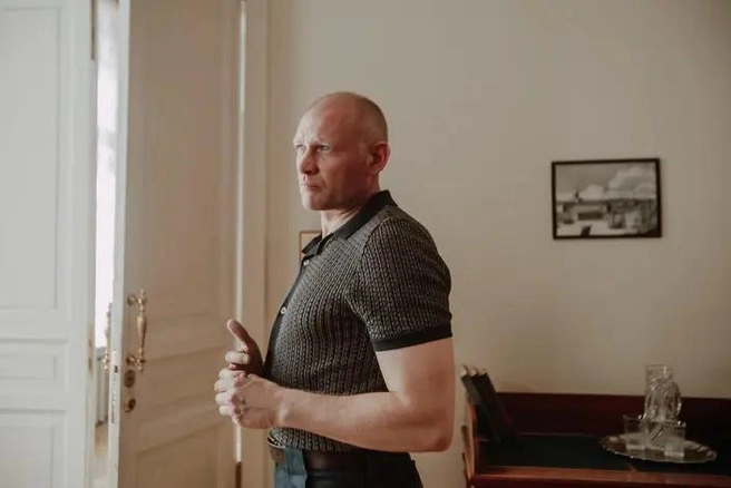 В новых сериях Чубин берется за новое дело: в Ленинграде 70-х три человека во дворе НИИ, совершив загадочный обряд, гибнут на глазах десятков свидетелей | Источник: пресс-служба AO «Телекомпания НТВ»