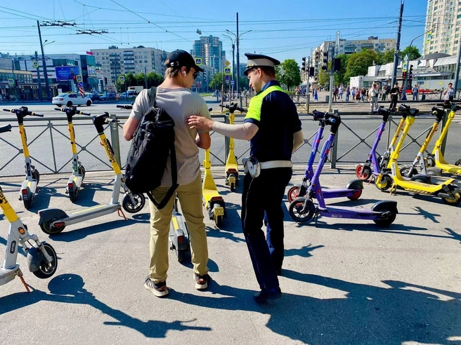 В Петербурге ГИБДД за неделю отловила больше 1 000 нарушителей на электросамокатах | Источник: Госавтоинспекция СПб и ЛО