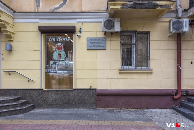 Мемориальную доску установили на фасаде дома вместо расколотой | Источник: Константин Завриков / V1.RU
