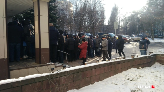 Урны около крыльца не было, стаканчики оставляли на поребрике от безысходности