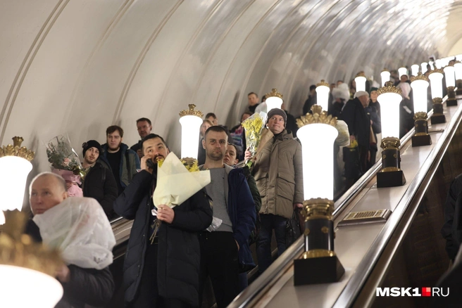 Москвичи покупают цветы перед 8 Марта | Источник: Артём Устюжанин / MSK1.RU