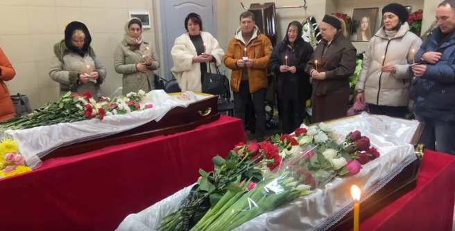 Прощание с Екатериной Ведуновой и ее дочерью в Балаково | Источник: Sutynews.ru: новости города Балаково | Суть / VK.com