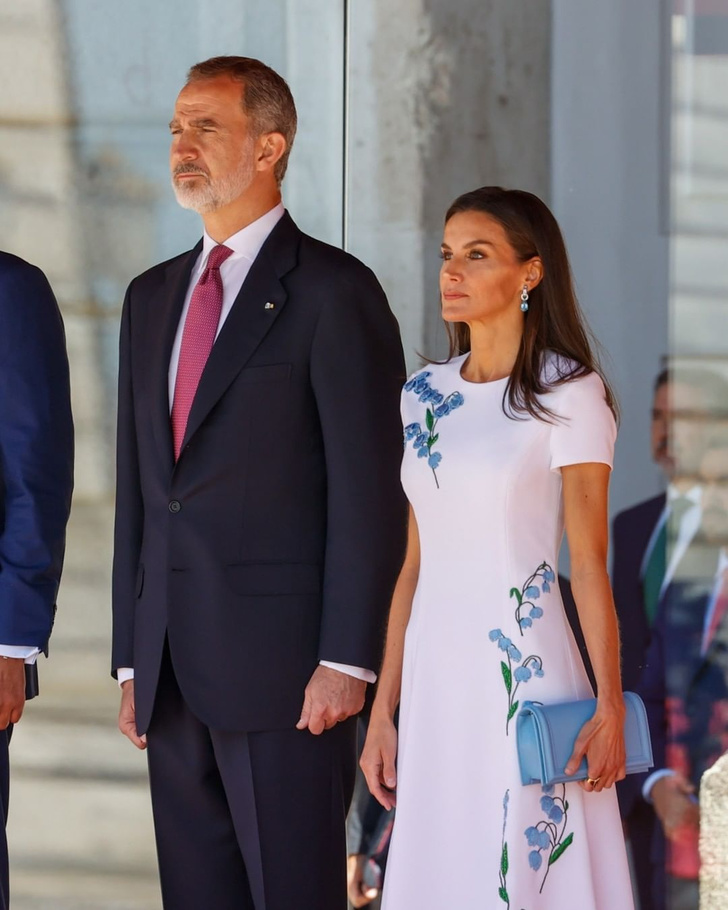 Глаз не отвести: королева Летиция в платье с ландышами и небесно-голубых лодочках в Мадриде