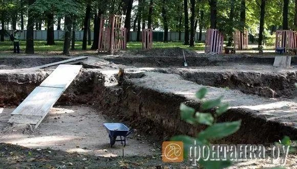 Археологи начали искать старые фонтаны, садовые сооружения и другие следы петровского сада | Источник: Валентин Илюшин / «Фонтанка.ру»